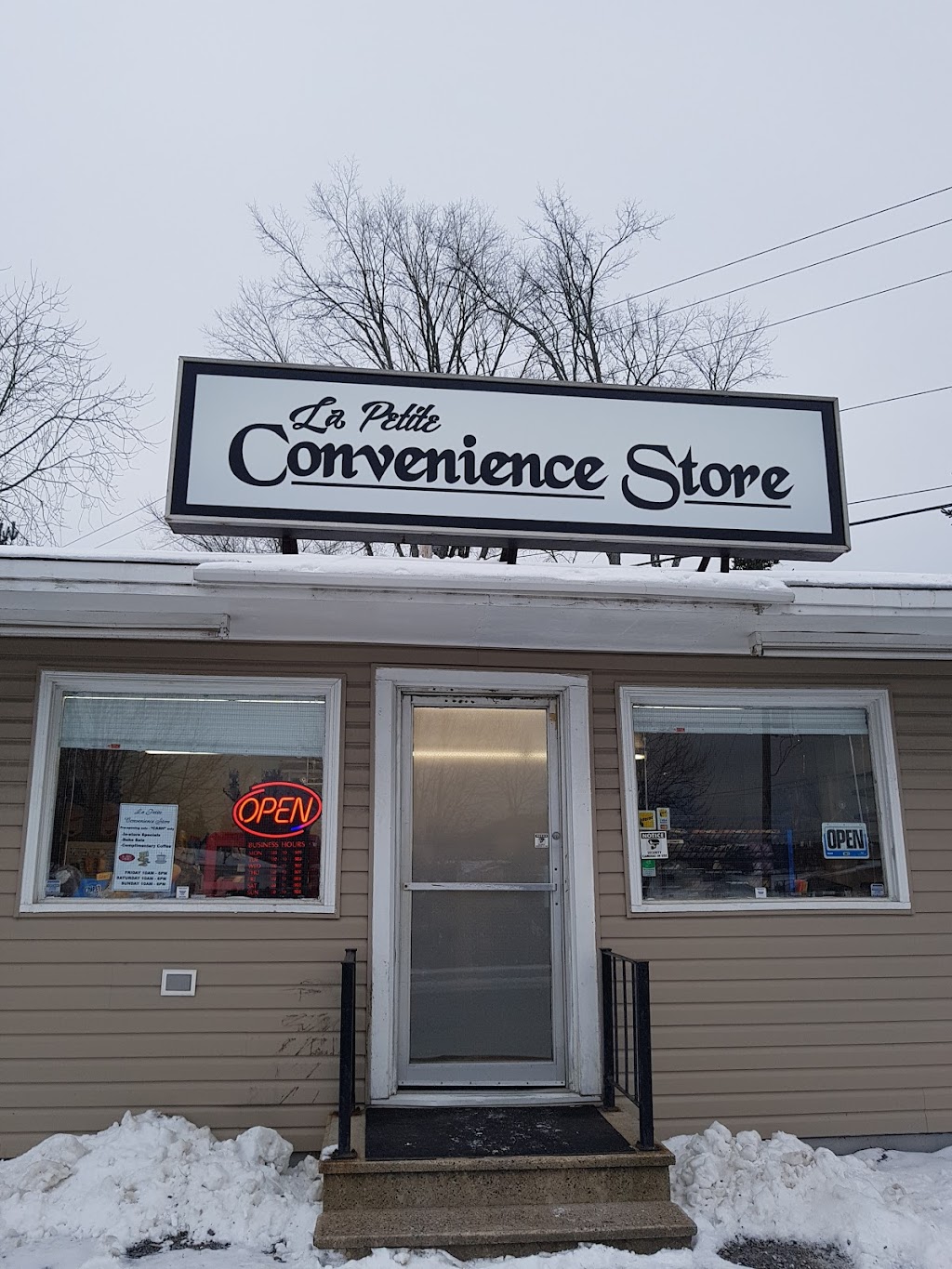 La Petite Convenience | 2 Gull St, Saint John, NB E2E 1V6, Canada | Phone: (506) 288-2573