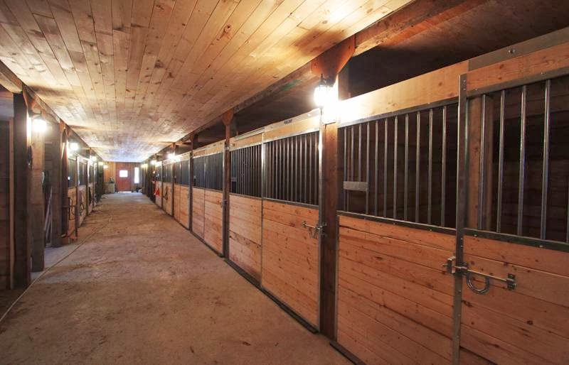 Manège Du Centaure Equestrian Center And School Déquitation | 210 Chemin du Grand-Pré, Saint-Jean-sur-Richelieu, QC J2Y 1J5, Canada | Phone: (450) 358-5559