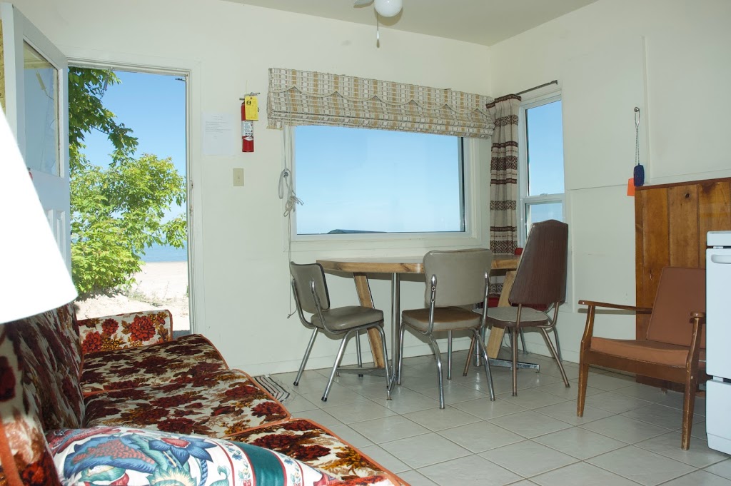 Bungalows on the Beach | 322 Shore Ln, Wasaga Beach, ON L9Z 1Z5, Canada | Phone: (705) 429-1576