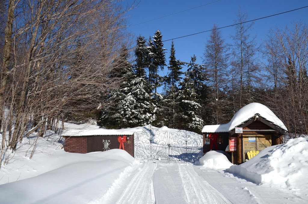 Chalet du Rocher | 100 Chemin du Lac du Rocher, Val-des-Lacs, QC J0T 2P0, Canada | Phone: (514) 638-3576