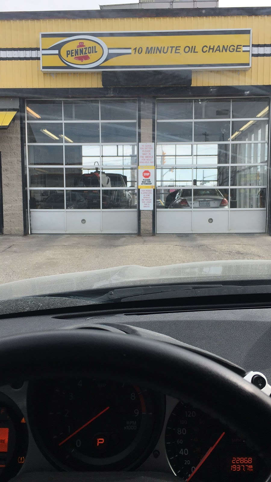 Pennzoil 10 Minute Oil Change Center | 615 Davenport Rd, Waterloo, ON N2V 2G2, Canada | Phone: (519) 746-4765