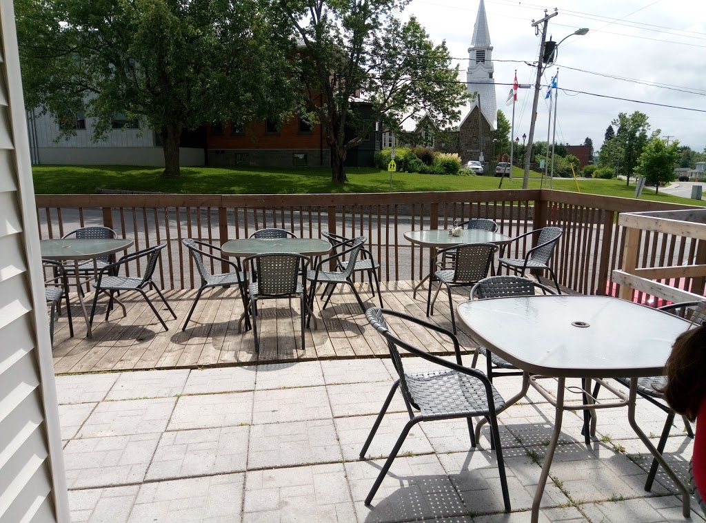 Restaurant le Lavallois | 416 Avenue Ste Brigitte, Sainte-Brigitte-de-Laval, QC G0A 3K0, Canada | Phone: (418) 825-2969