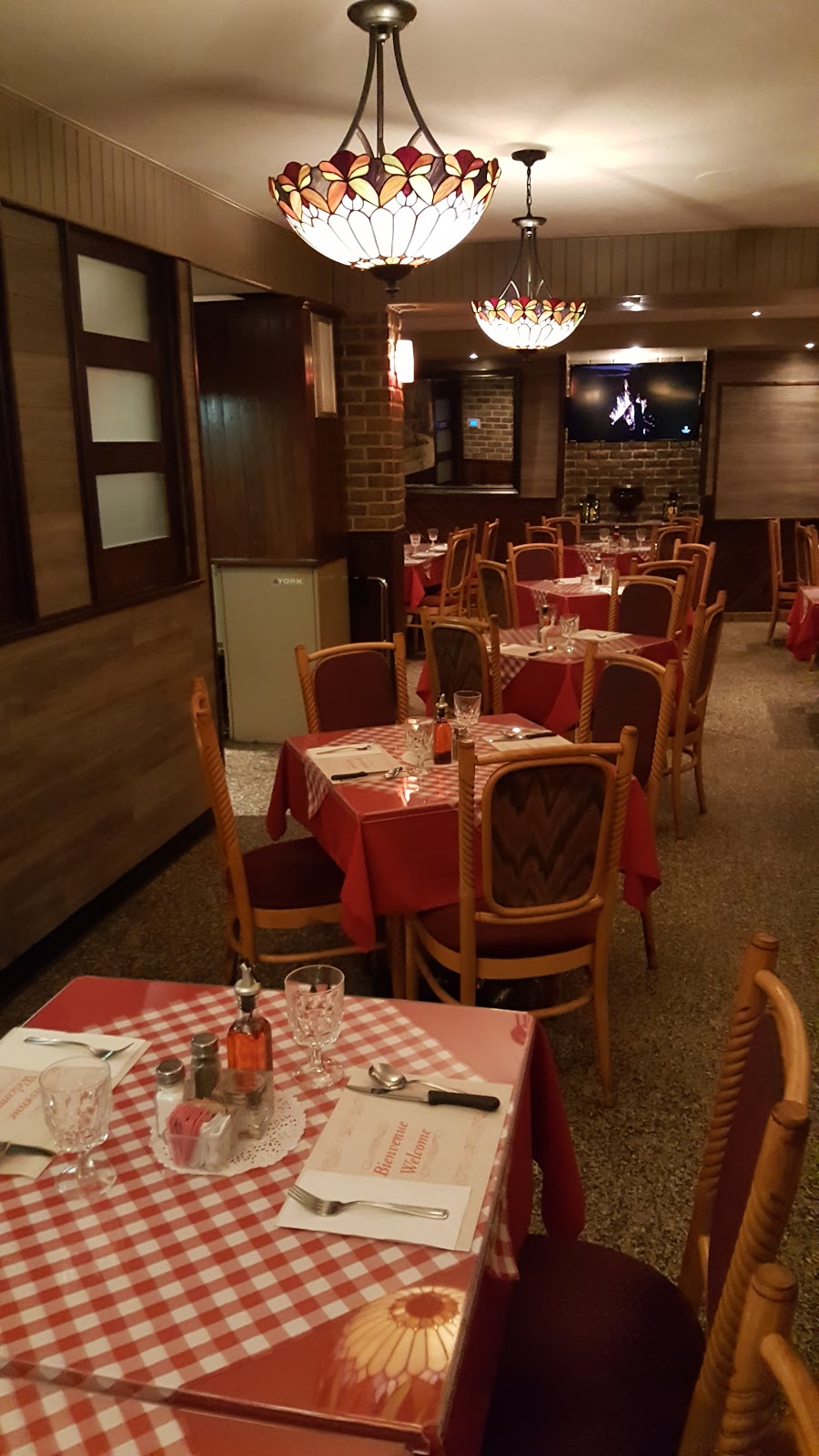 Mercuri Pizzeria | 121 Boulevard DAnjou, Châteauguay, QC J6K 1C4, Canada | Phone: (450) 691-3940