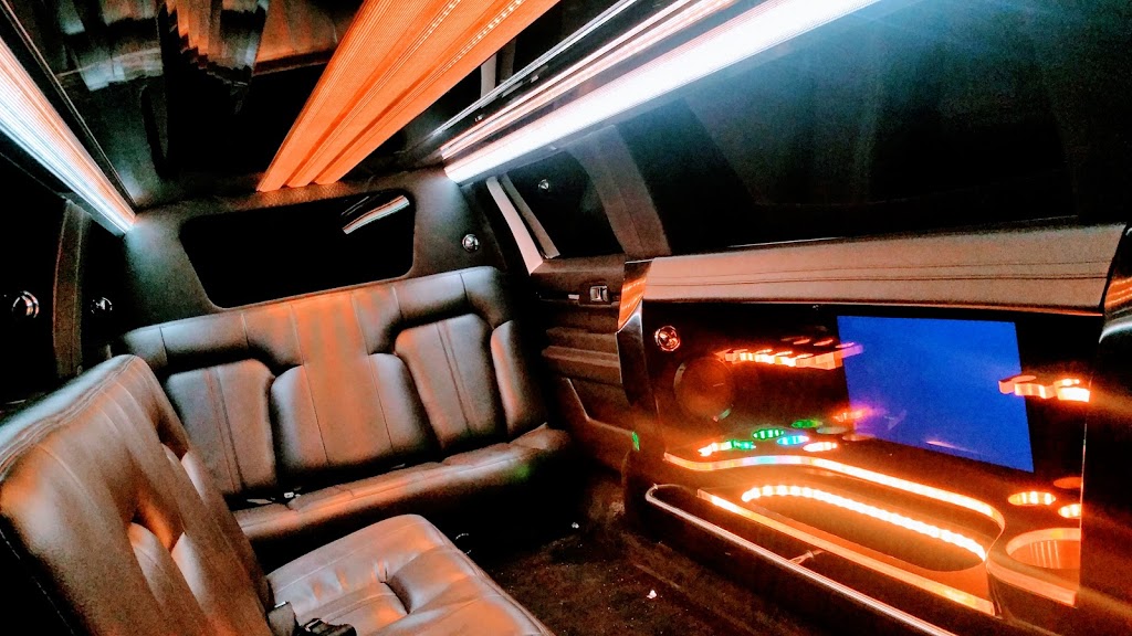 Leisure Limousine Mississauga | 6885 Davand Dr, Mississauga, ON L5T 1J5, Canada | Phone: (905) 488-3529