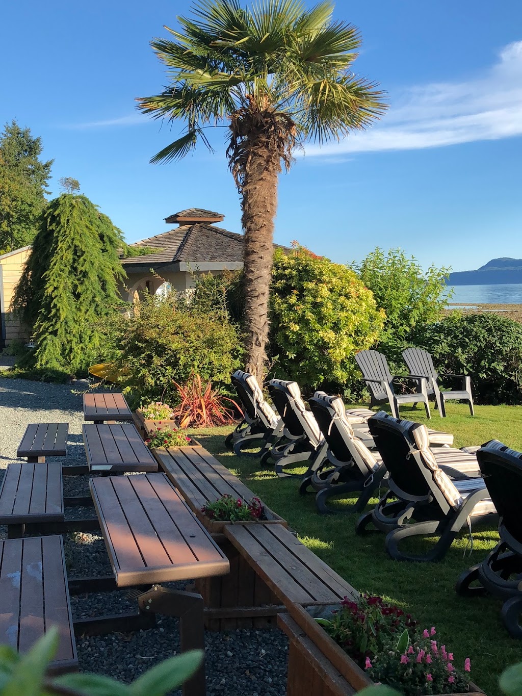 Qualicum Breeze Beach Resort | 6695 Island Hwy W, Bowser, BC V0R 1G0, Canada | Phone: (250) 757-8595