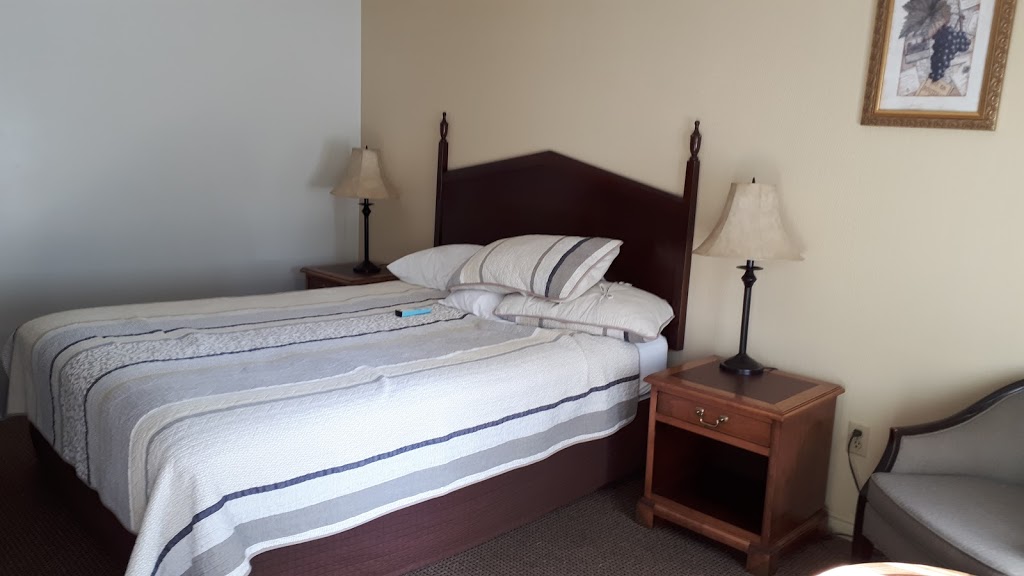 Pine Dale Motor Inn | 107 Ontario St S, Grand Bend, ON N0M 1T0, Canada | Phone: (519) 238-2231