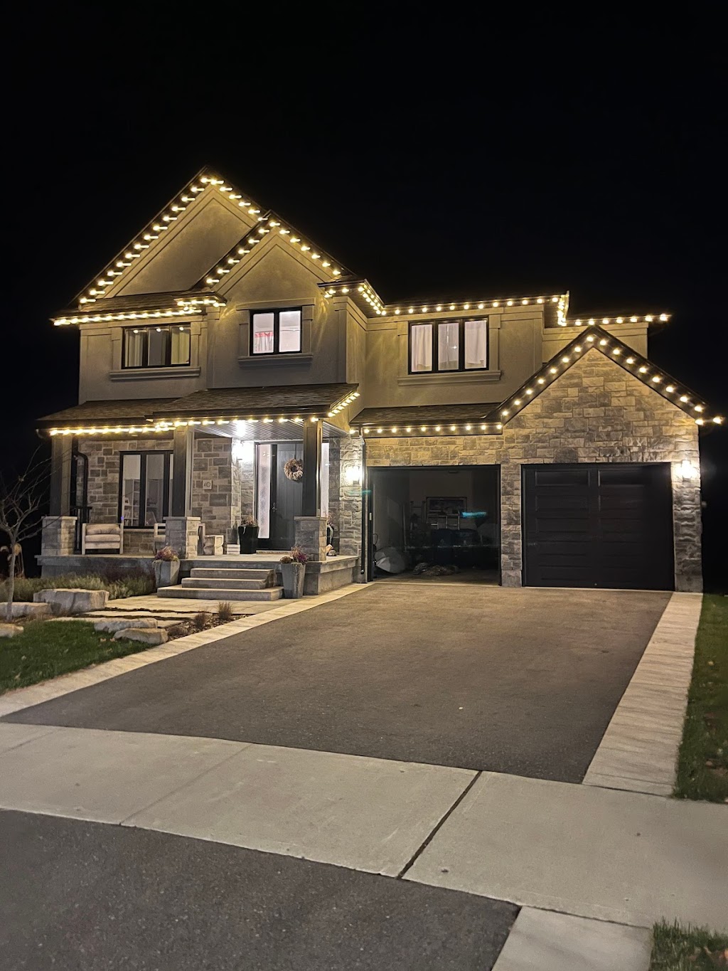 Christmas Lights London | 56 Portsmouth Rd, London, ON N5V 4E2, Canada | Phone: (519) 471-1649