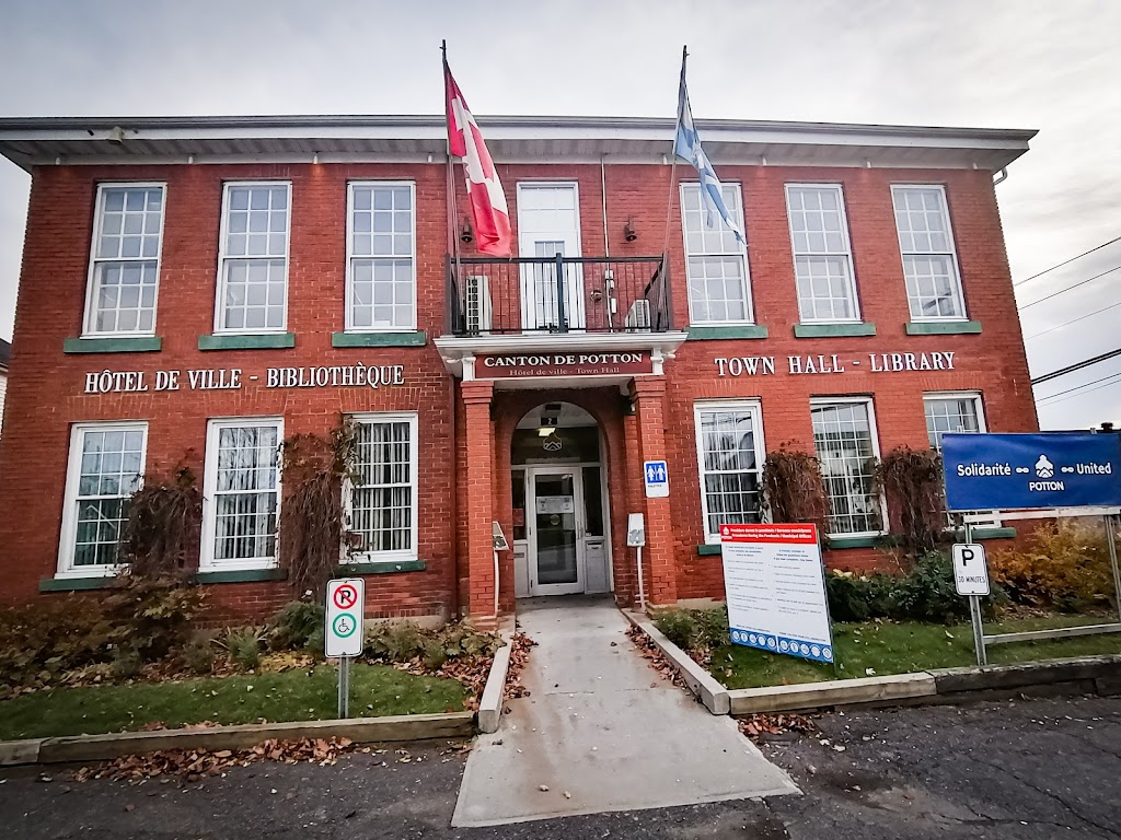 Mansonville Hotel De Ville | 2 Rue de Vale Perkins, Mansonville, QC J0E 1X0, Canada | Phone: (450) 292-3313