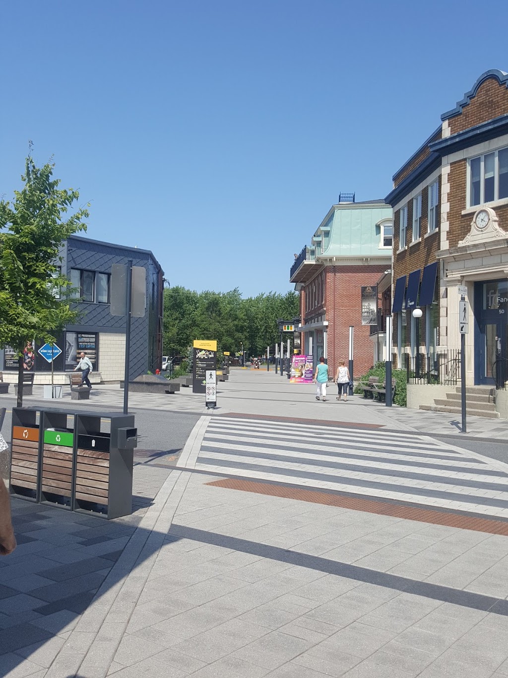 Parc with benches | 2 Rue K, Victoriaville, QC G6P 3Z5, Canada