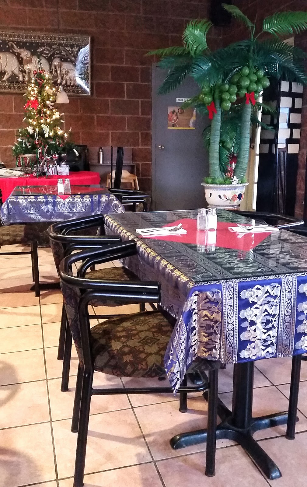 Tuptim Thai Restaurant | 450 Mulock Dr, Newmarket, ON L3Y 9B8, Canada | Phone: (905) 898-3599