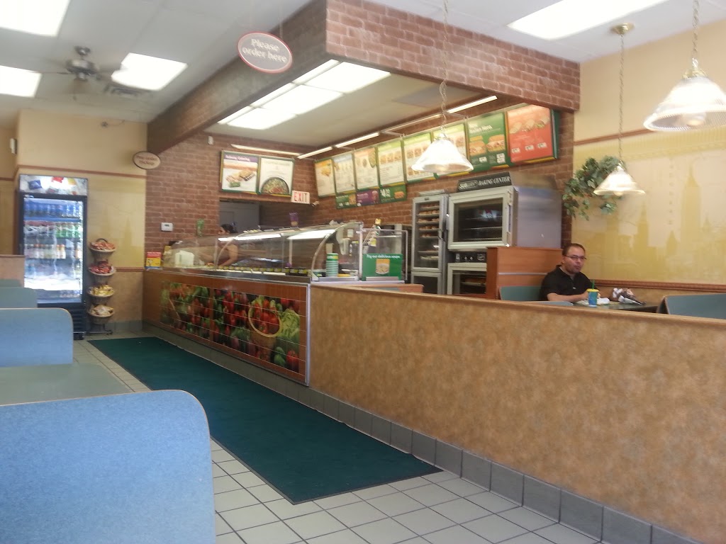 Subway | 90 Courtneypark Dr E, Mississauga, ON L5T 1S5, Canada | Phone: (905) 795-1617