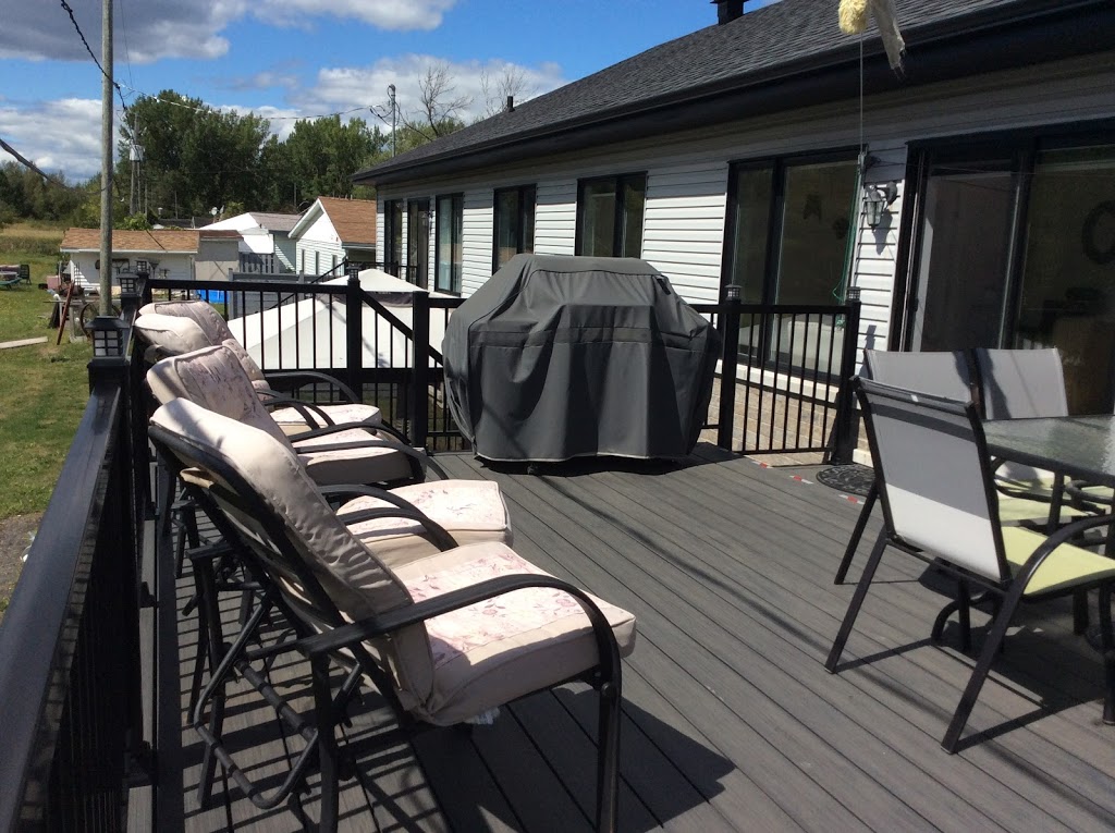 Jolie Cottage | 5620 Rue Viger, Saint-Hubert, QC J3Y 8Y9, Canada | Phone: (514) 995-1590