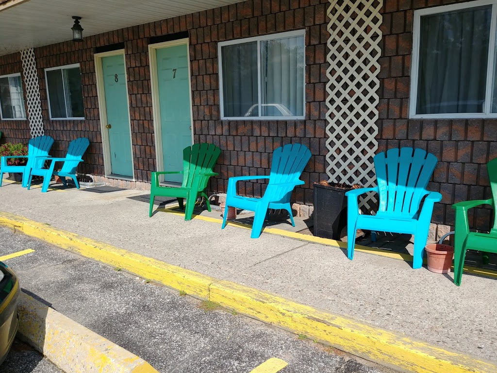 Cedar Lane Motel | 729 Cedar Ln, Bracebridge, ON P1L 0A1, Canada | Phone: (705) 645-9757