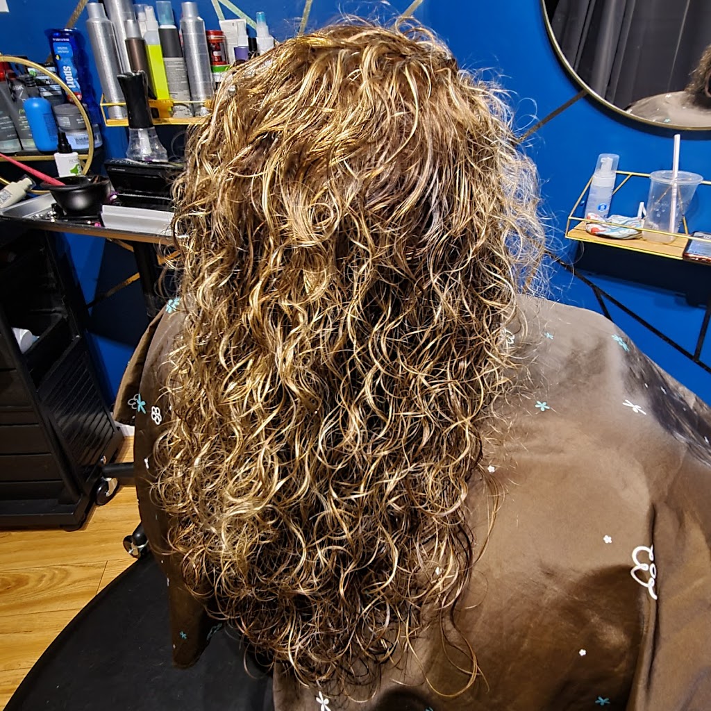 Barries Hair Girl | 81 Masters Dr, Barrie, ON L4M 6W8, Canada | Phone: (705) 718-8456