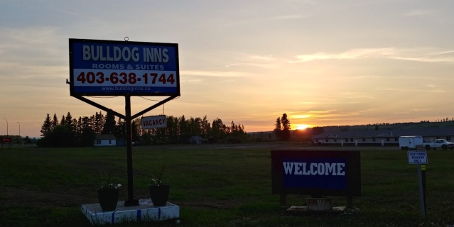 Bulldog Inns | 830 Main Ave W, Sundre, AB T0M 1X0, Canada | Phone: (403) 638-1744