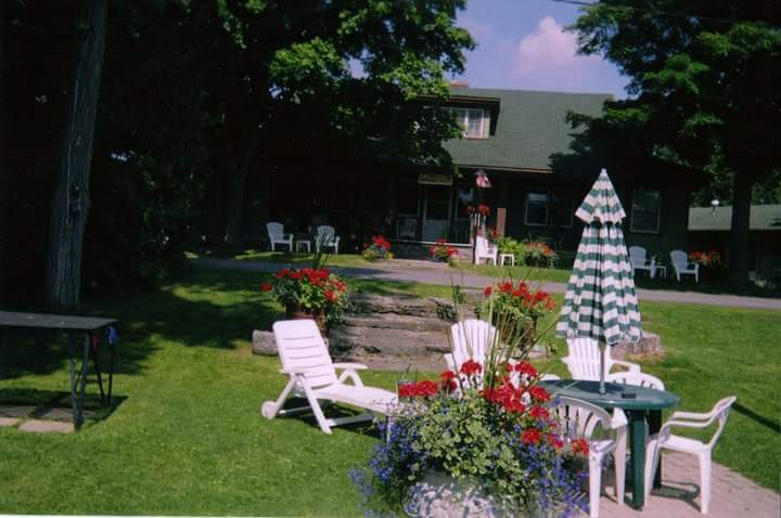 Riverside Lodge | 84 Front St E, Bobcaygeon, ON K0M 1A0, Canada | Phone: (705) 738-2193