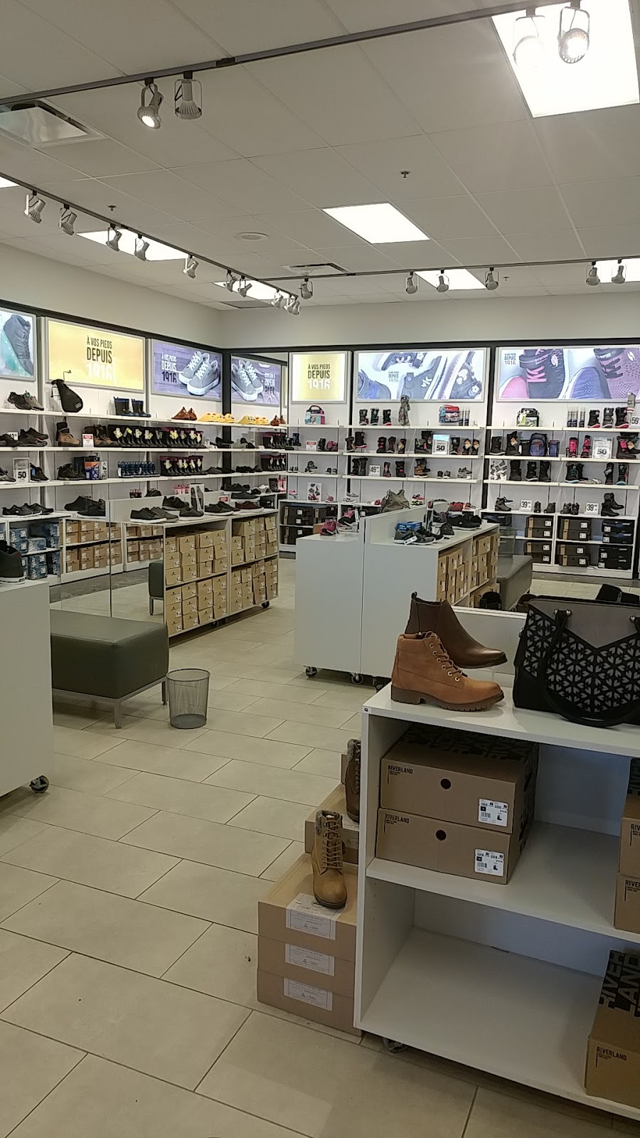 Chaussures Yellow | 2232 Boulevard des Laurentides, Laval, QC H7K 3G5, Canada | Phone: (450) 629-9012