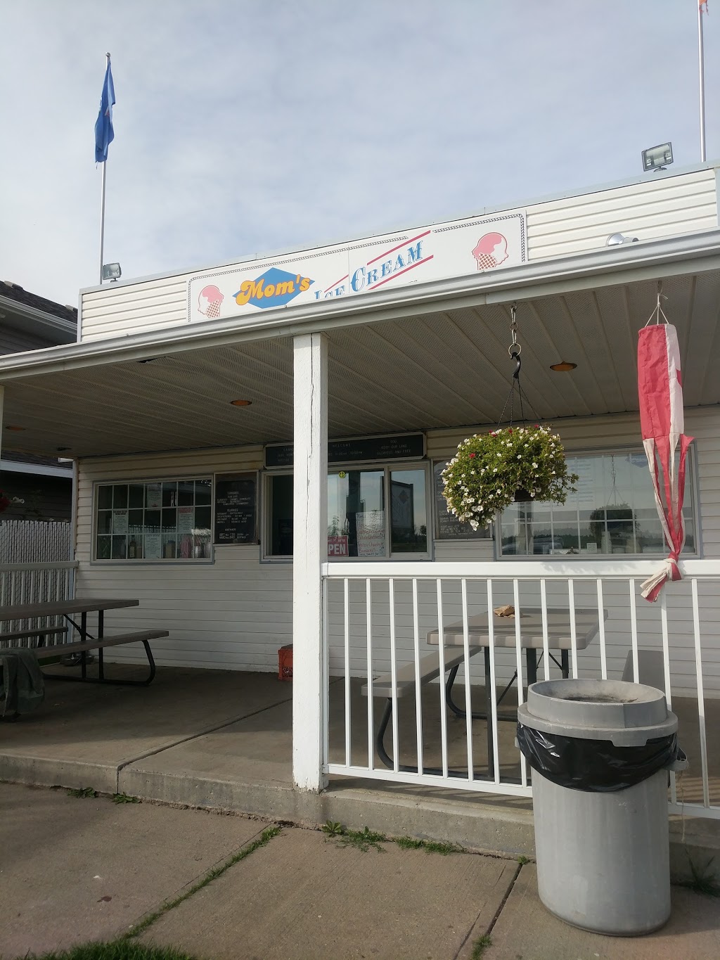 Moms Ice Cream Corral | 4820 51 Ave, Tofield, AB T0B 4J0, Canada | Phone: (780) 662-4822