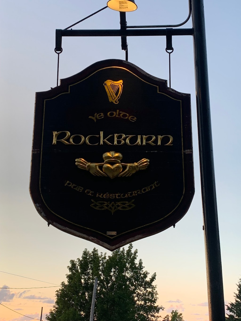 Bar Le Vieux Pub A Rockburn | 2461 Mnt de Rockburn, Hinchinbrooke, QC J0S 1E0, Canada | Phone: (450) 264-2239