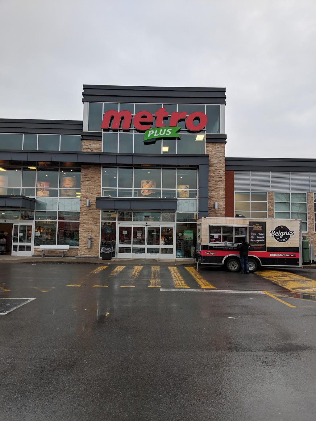 Metro Plus Kirkland | 3801 Boulevard Saint-Charles, Kirkland, QC H9H 4M4, Canada | Phone: (514) 695-2411