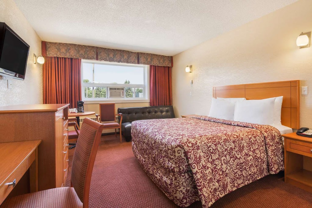 Travelodge by Wyndham Edmonton East | 3414 118 Ave NW, Edmonton, AB T5W 0Z4, Canada | Phone: (780) 474-0456