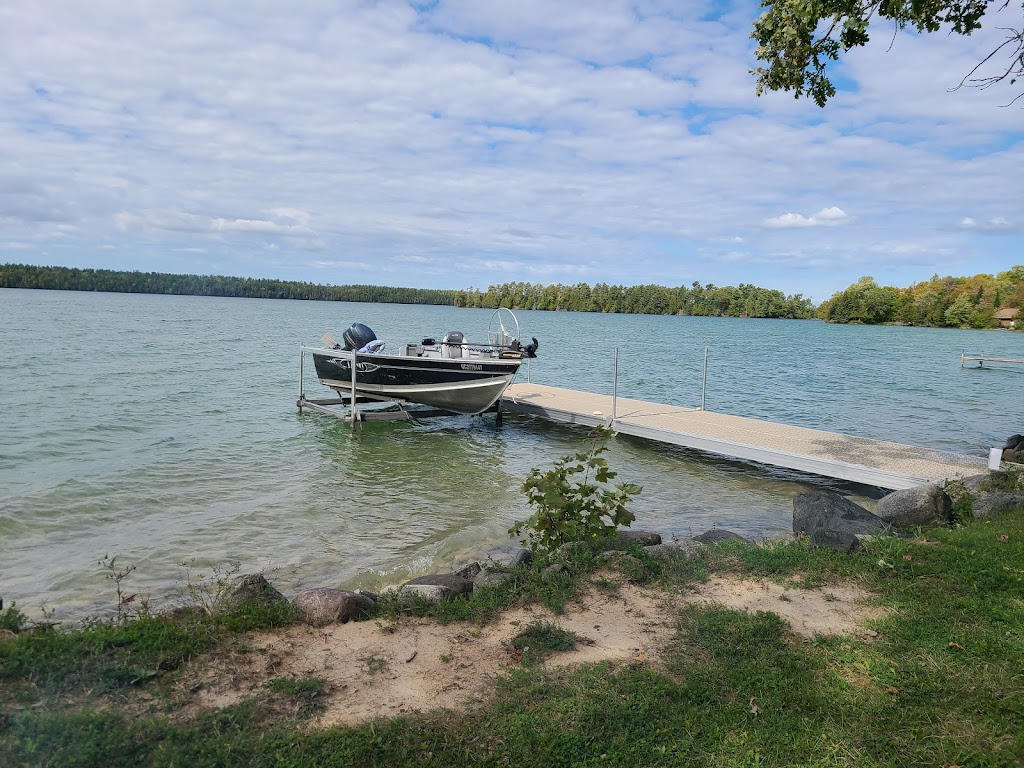 Lake Kagawong Family Cabins | 423 Lakeshore Rd, Kagawong, ON P0P 1J0, Canada | Phone: (705) 698-0171