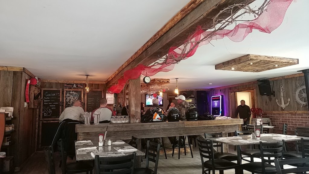 Resto Bar Le Pirate | 1080 QC-132, Sainte-Barbe, QC J0S 1P0, Canada | Phone: (450) 371-0202