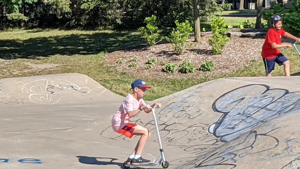 Saint-Laurent Skatepark | 1515 Bd Alexis-Nihon, Saint-Laurent, QC H4R 1T4, Canada | Phone: (514) 956-2596