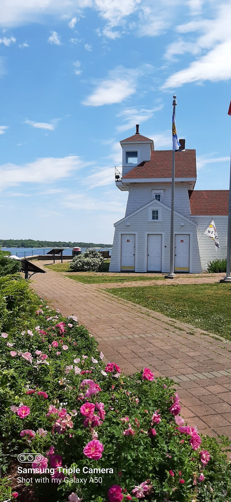 Fort Point Lighthouse | 21 Fort Lane, Liverpool, NS B0T 1K0, Canada | Phone: (902) 354-5260