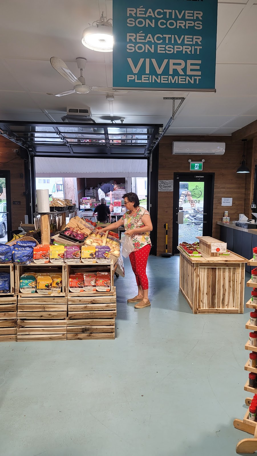 Marché Le Saisonnier | 9 Chem. des Trois Lacs Local E, Val-des-Sources, QC J1T 3T2, Canada | Phone: (819) 642-0242