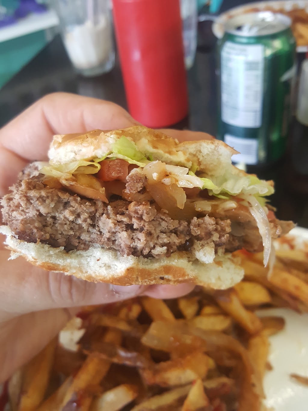 Cravin A Burger | 121 King St, Burford, ON N0E 1A0, Canada | Phone: (519) 449-9400