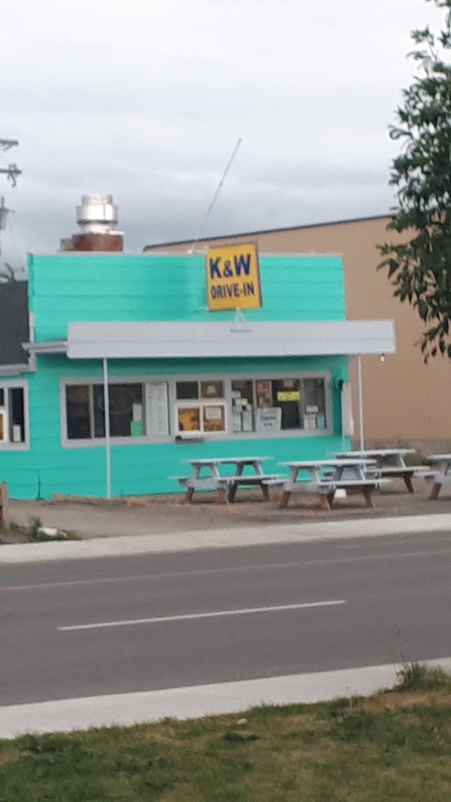 K&W Drive-In | 1725 20 Ave, Didsbury, AB T0M 0W0, Canada | Phone: (403) 335-3033