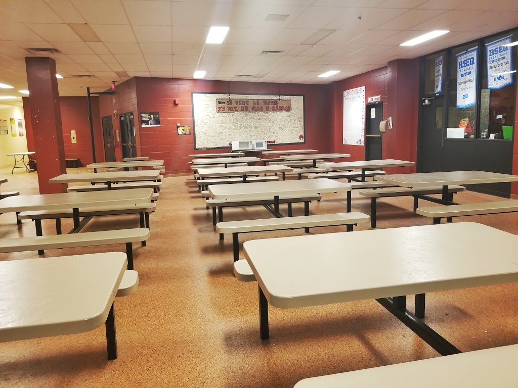 École Secondaire la Ruche | 1255 Boulevard des Étudiants, Magog, QC J1X 3Y6, Canada | Phone: (819) 843-1343