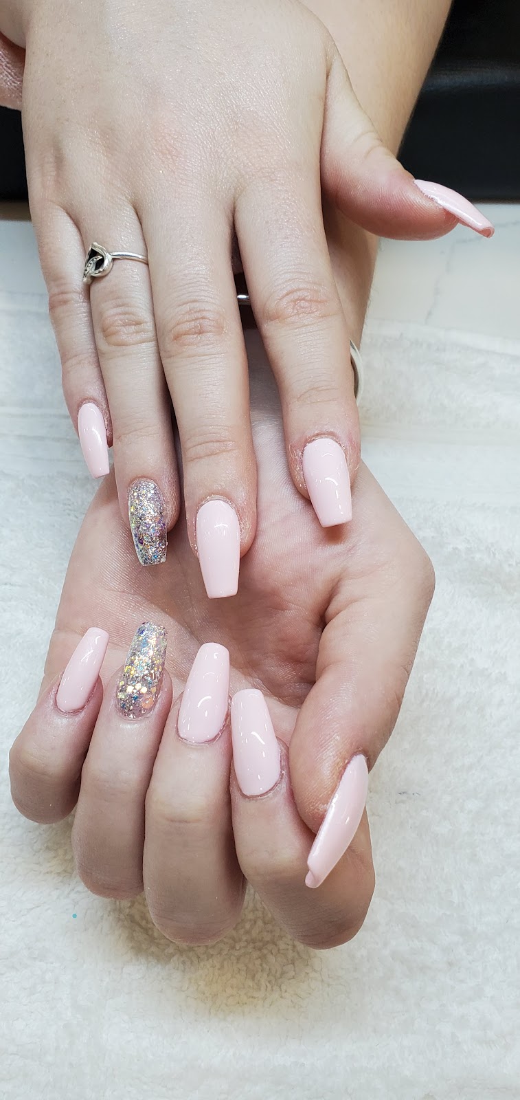 Royal Nail Bar | 4341 King St E, Kitchener, ON N2P 2E9, Canada | Phone: (519) 650-3333