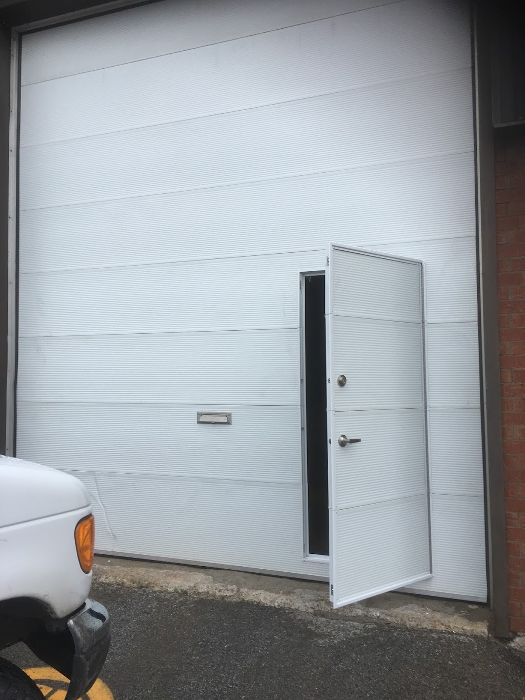 Premium garage doors | 5052 Rue Labrosse, Pierrefonds-Roxboro, QC H8Y 2Y6, Canada | Phone: (514) 697-2294