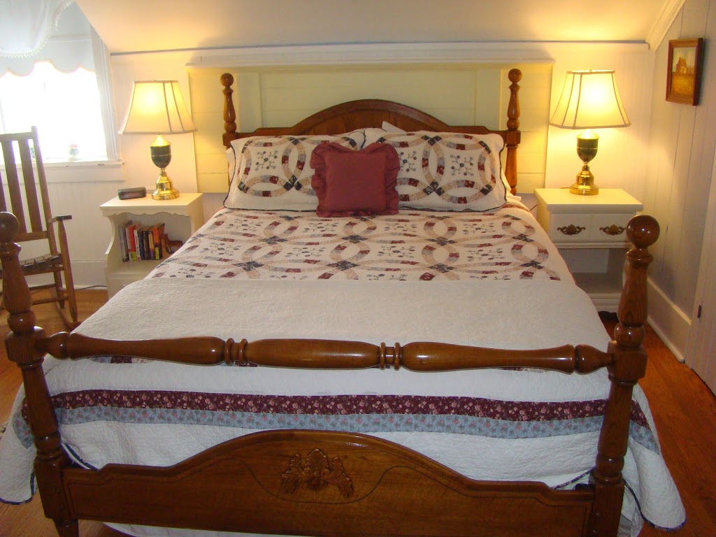 Gables Bed and Breakfast | 207 Point St, Stayner, ON L0M 1S0, Canada | Phone: (705) 517-0221
