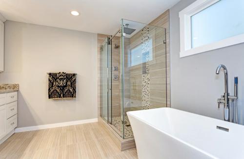 Glass Bath Doors Ottawa | 1505 Laperriere Ave suite 374, Ottawa, ON K1Z 7T1, Canada | Phone: (613) 222-1578