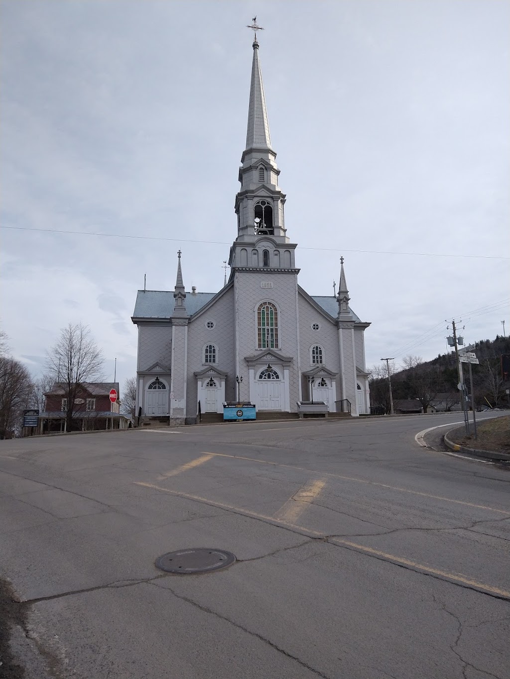 St. Pacôme Presbytery | 222 Bd Bégin, Saint-Pacôme, QC G0L 3X0, Canada | Phone: (418) 852-2095