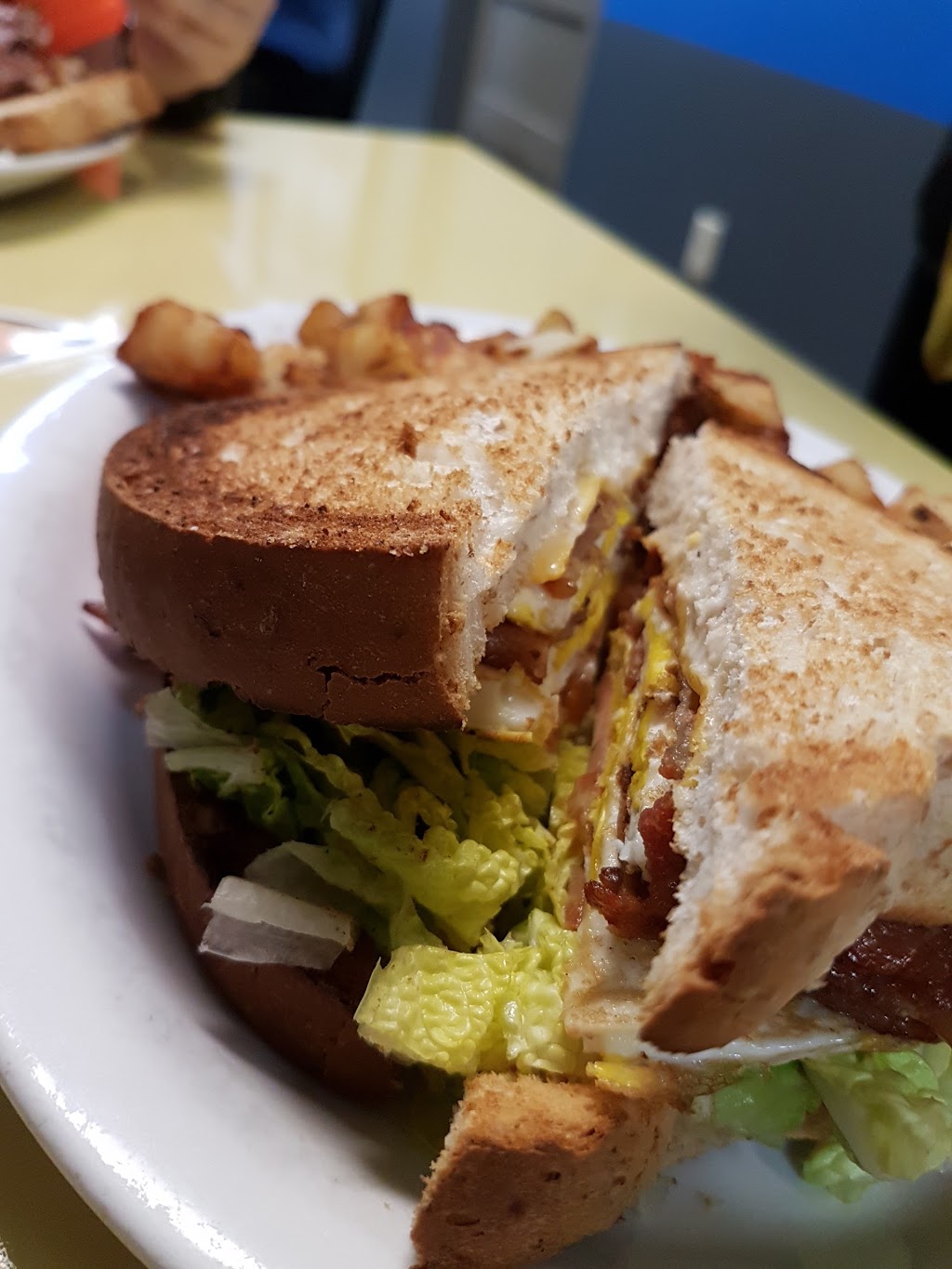 Blue Line Diner | 4424 Montrose Rd, Niagara Falls, ON L2H 1K2, Canada | Phone: (289) 296-8785