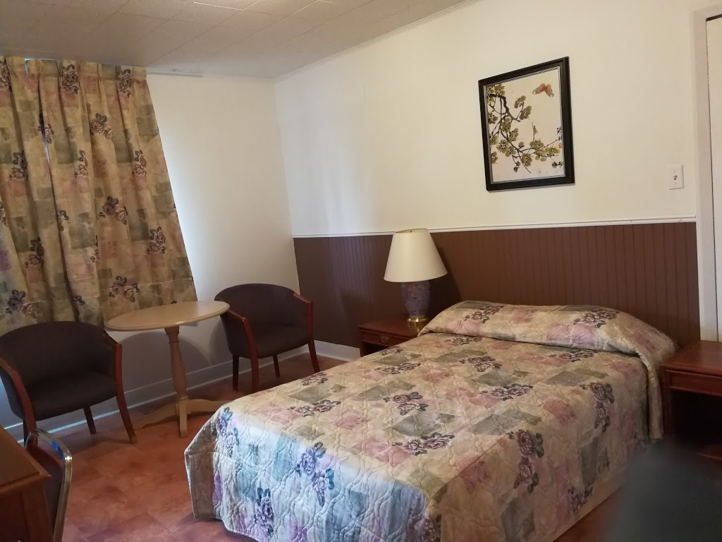 Motel Pierre | 2375 Boulevard Marcel-Laurin, Saint-Laurent, QC H4R 1K4, Canada | Phone: (514) 332-3060