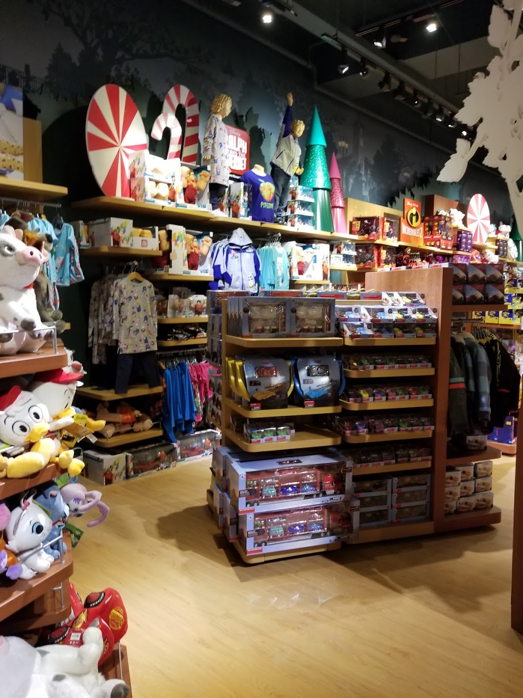 Disney Store | 17600 Yonge St, Newmarket, ON L3Y 4Z1, Canada | Phone: (905) 836-0523