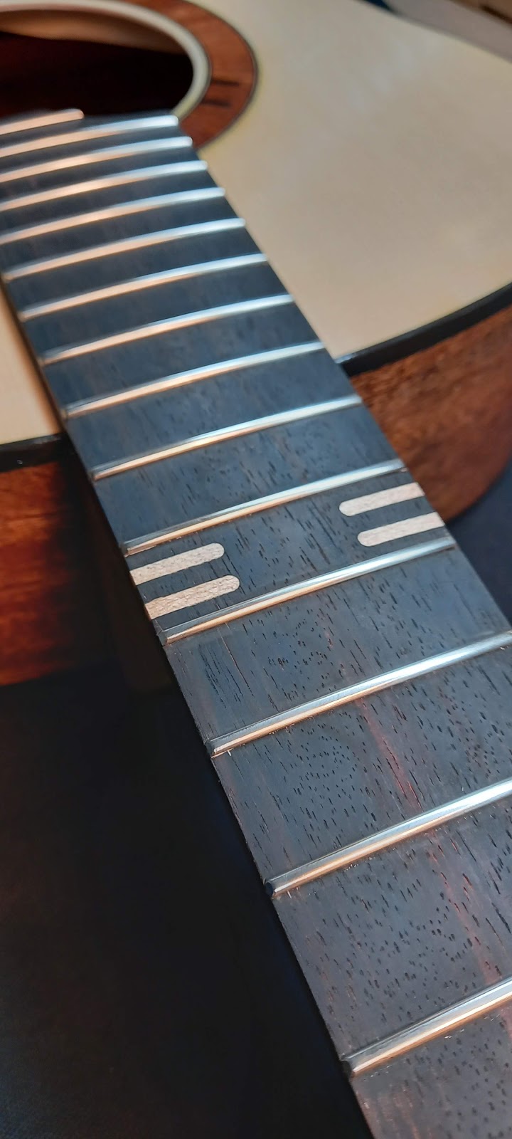 Lutherie Ananas | 580 Rue Maisonneuve, Longueuil, QC J3Y 7W8, Canada | Phone: (450) 626-8032