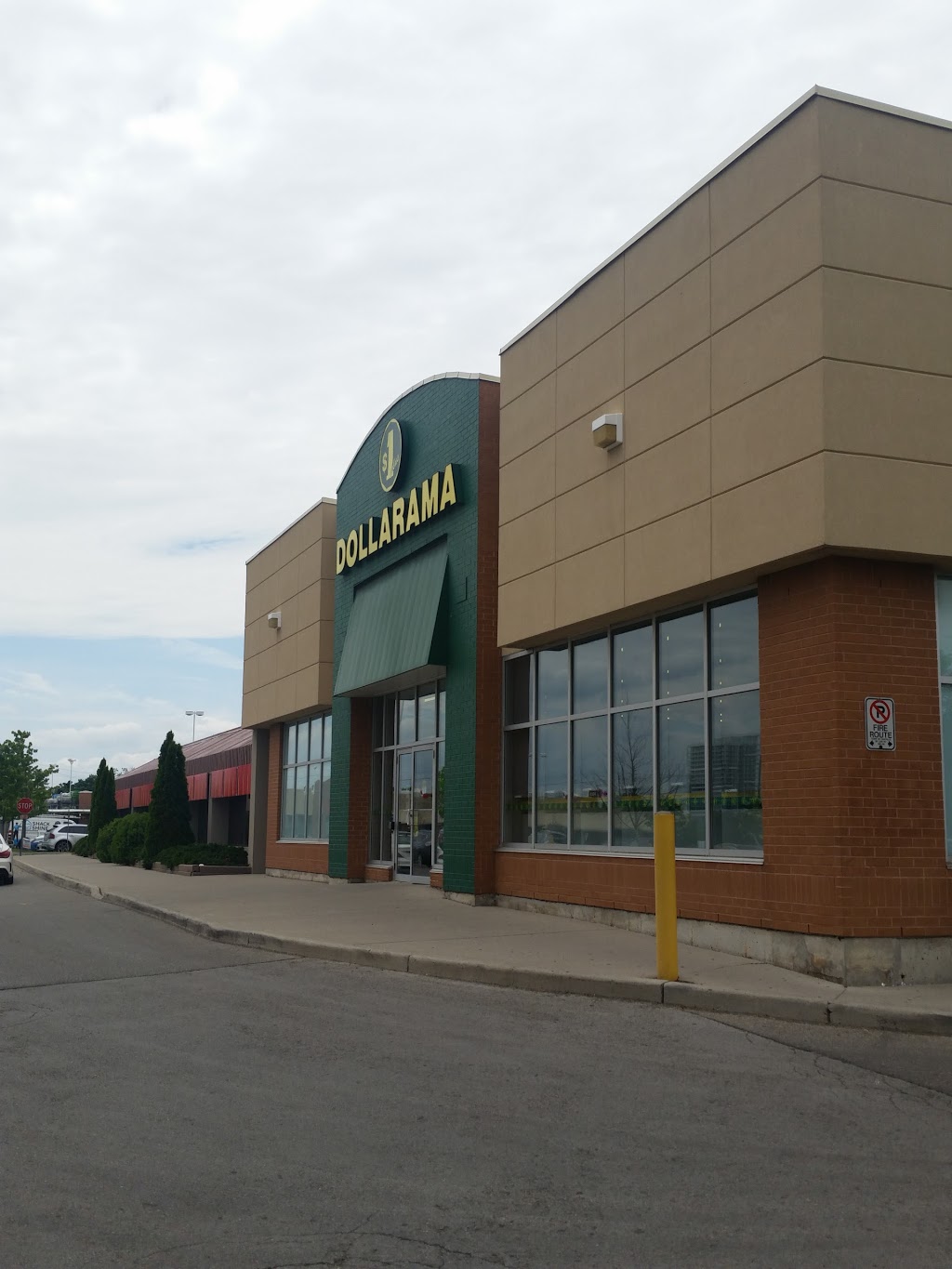 Dollarama | Cross Avenue, 125 Trafalgar Rd, Oakville, ON L6J 2W8, Canada | Phone: (289) 291-0114