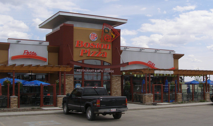 Boston Pizza | 61 Beju Ind. Dr, Sylvan Lake, AB T4S 0B4, Canada | Phone: (403) 887-2018