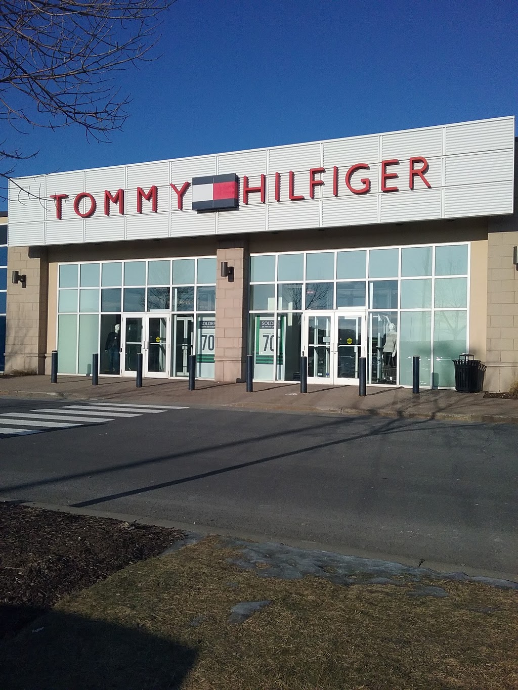 Tommy Hilfiger | CARREFOUR DE LA RIVE-SUD, 582 Chemin de Touraine SUITE #100, Boucherville, QC J4B 5E4, Canada | Phone: (450) 645-9333