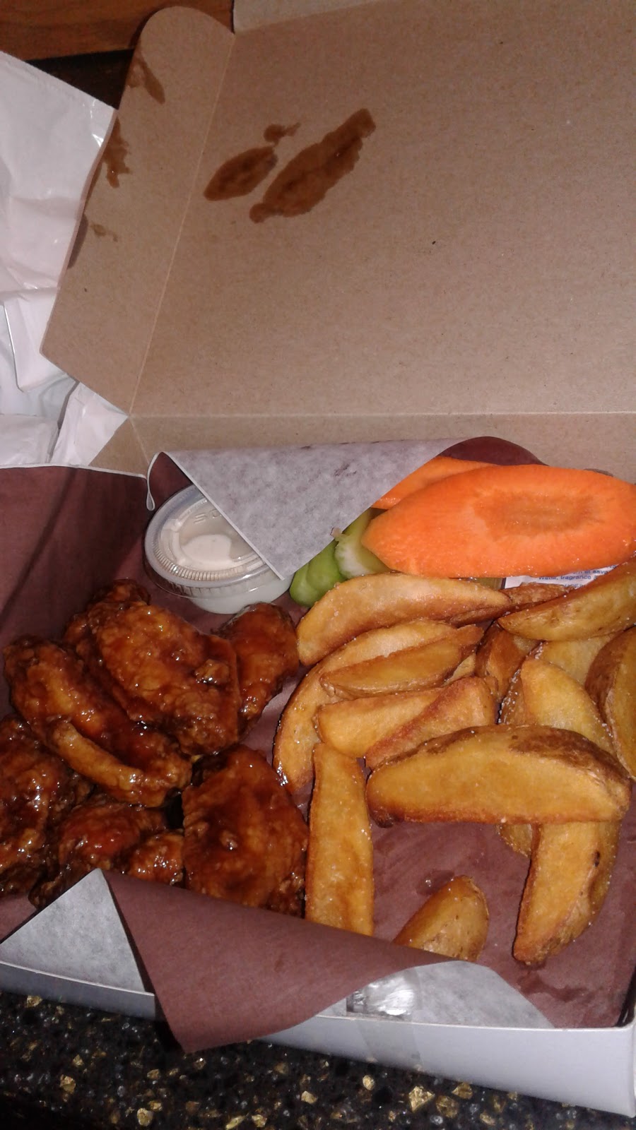 Red Rockets Wings and Ribs | 15 Wellington St N, Hamilton, ON L8R 1M7, Canada | Phone: (289) 389-2222