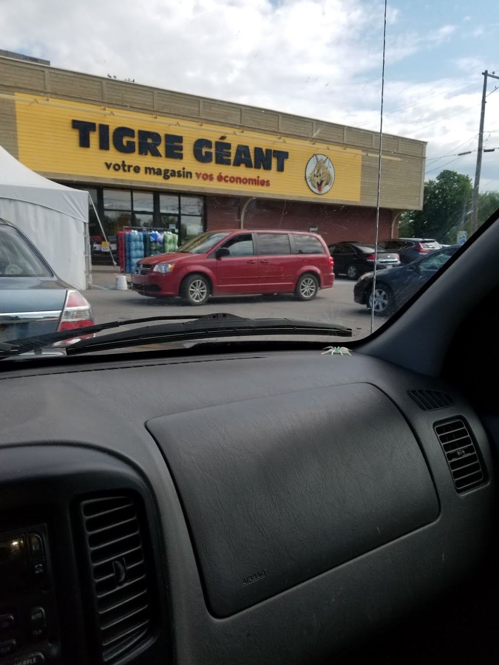 Tigre Géant | 144 Rue Papineau, Papineauville, QC J0V 1R0, Canada | Phone: (819) 427-8163