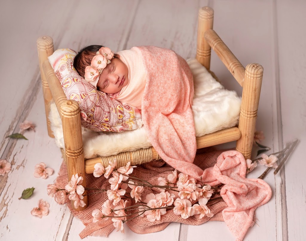 Giggles Newborn Studio | Asleton Blvd, Milton, ON L9T 7K3, Canada | Phone: (437) 989-3889