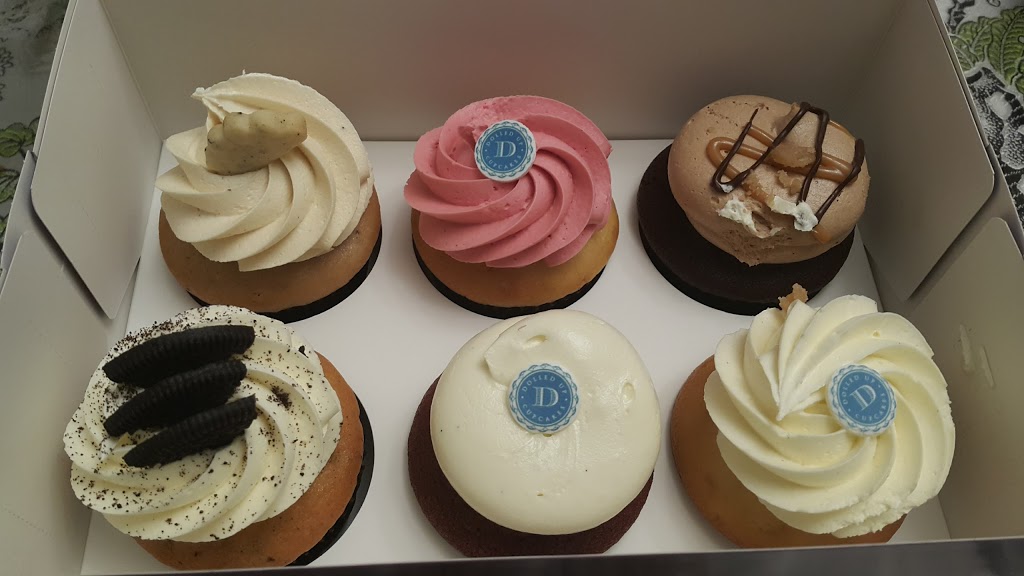 Dolled Up Cupcakes | Meadowvale Town Centre Cir Unit MO2B, Mississauga, ON L5N 4B7, Canada | Phone: (905) 817-0888