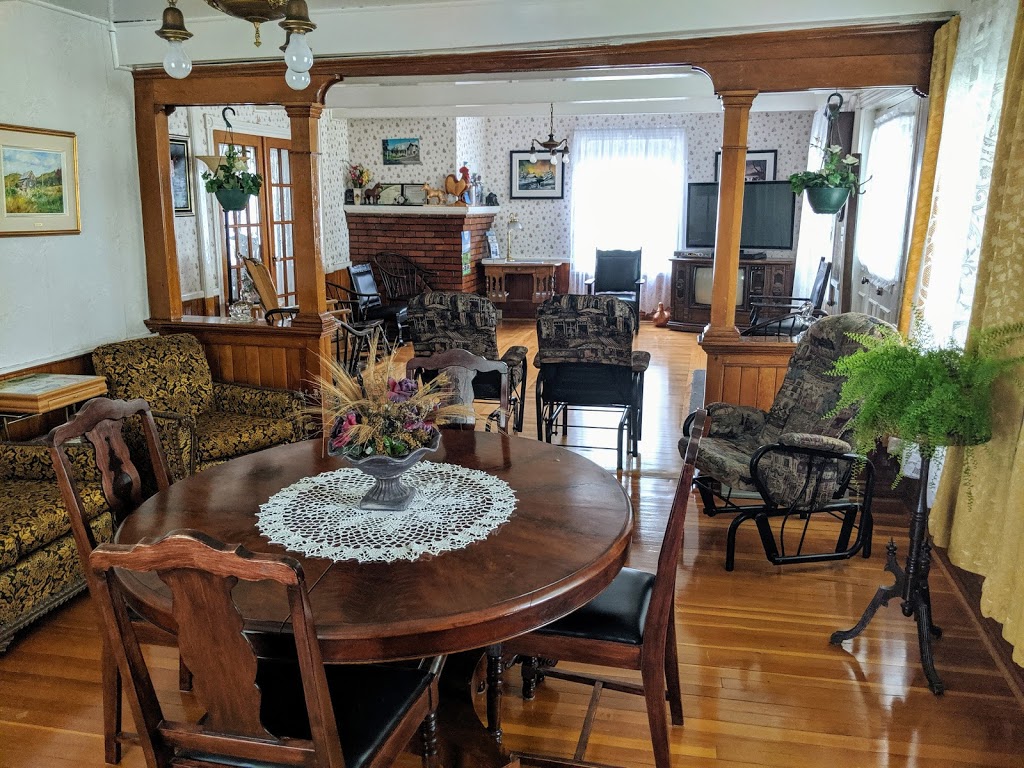 Gîte Villa des Roses | 2407 Route du Fleuve, Les Éboulements, QC G0A 2M0, Canada | Phone: (418) 635-2733